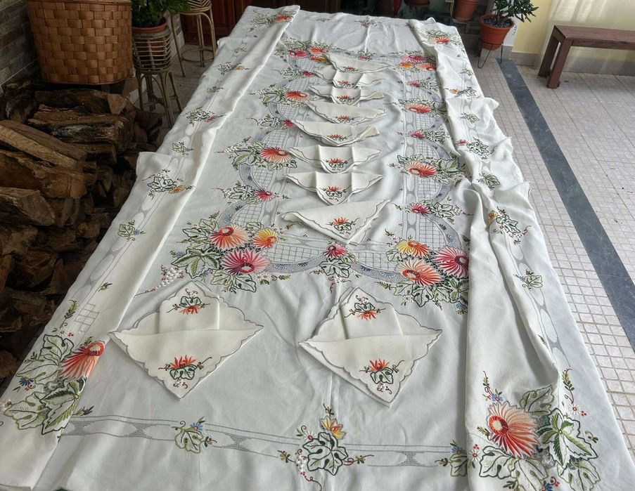 Toalha de mesa da Madeira, em linho antigo, bastante bordada
