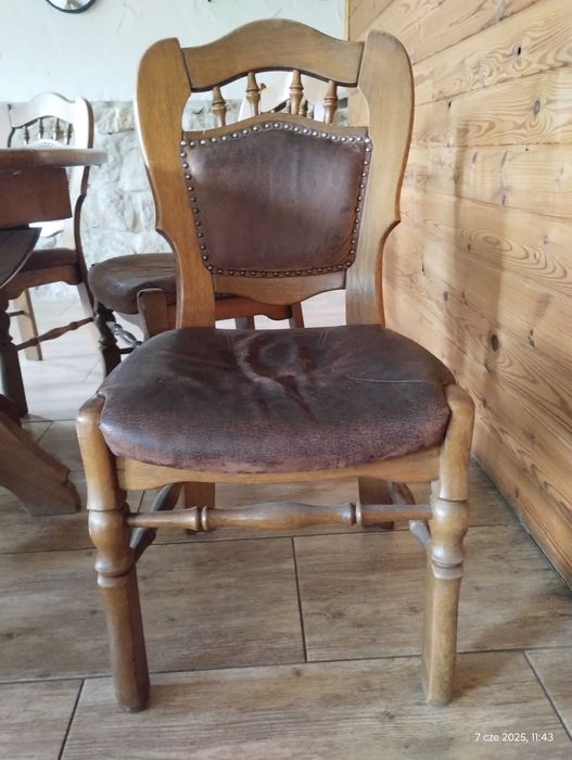 Dębowy stół z krzesłami