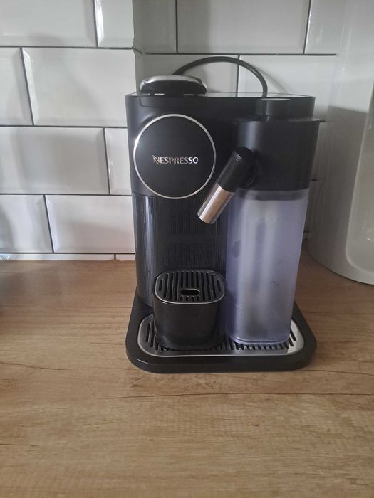 Ekspres do kawy na kapsułki De'Longhi Nespresso Gran Lattissima