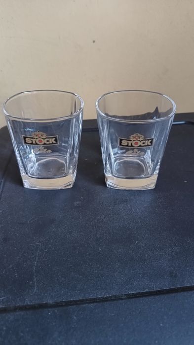 2 szklanki do whisky .
