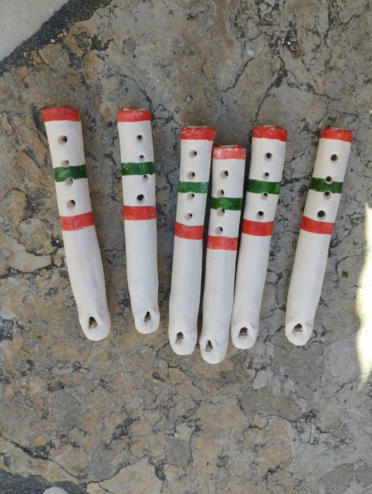flautas de barro. Novas. Artesanato.