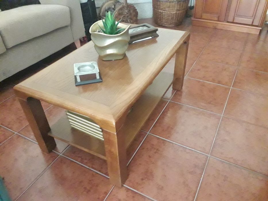 Mesa de centro em madeira maciça