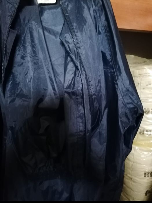 Gabardina, calças e casaco de oleado