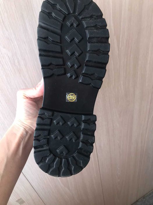 Туфлі (лофери). Estro