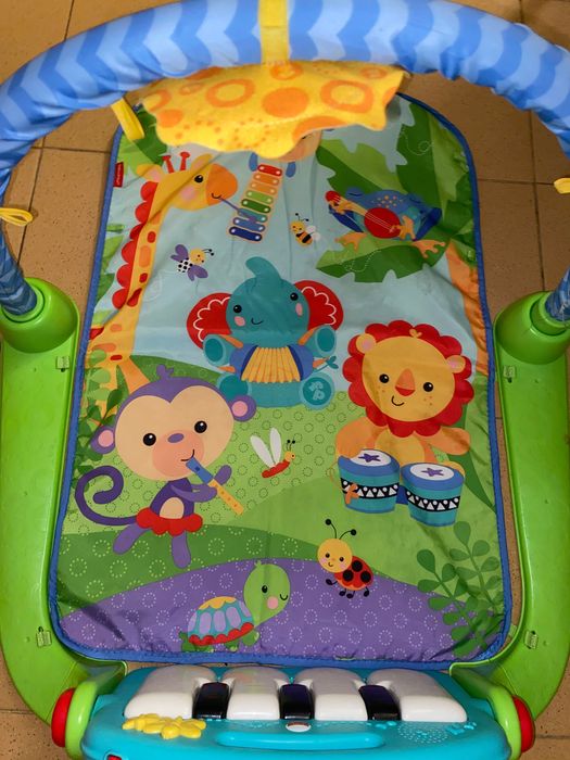 Brinquedo para bebé com piano