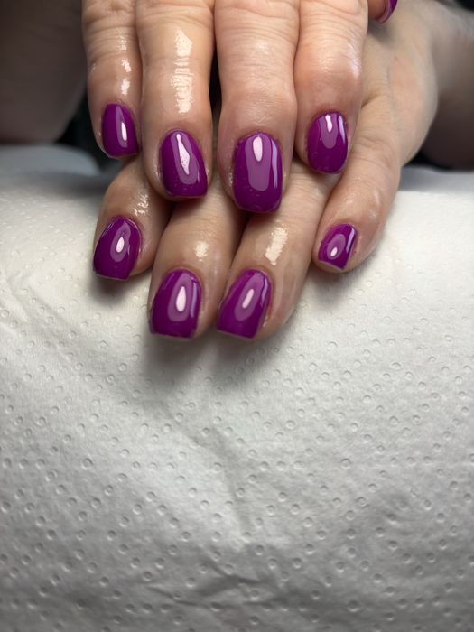 Paznokcie zelowe, hybrydowe.