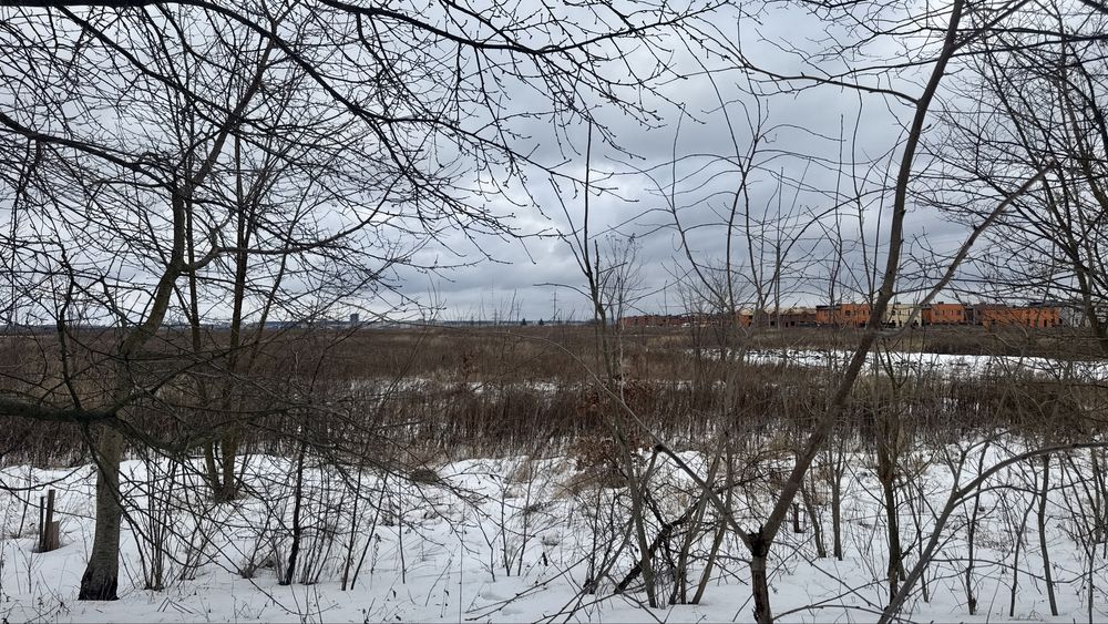 Ділянка біля котеджного містечка, поруч розвинена інфраструктура