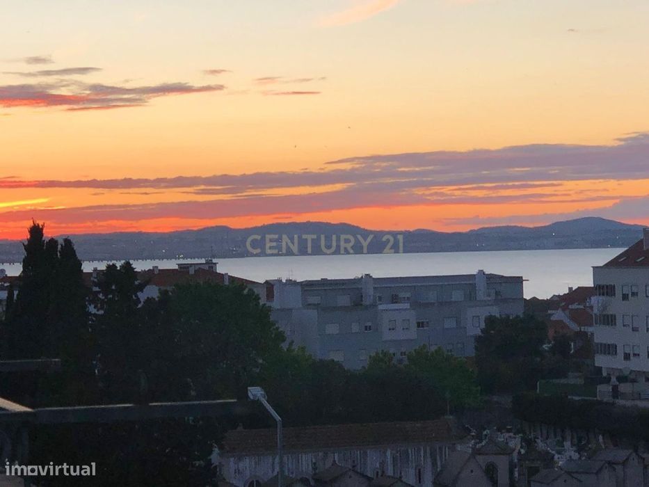 Apartamento Duplex T4 de Prestígio com Vista Rio | Alcochete