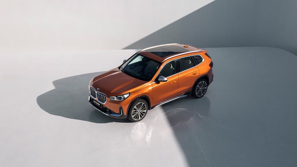BMW X1 2022 pomarańczowe widok z góry