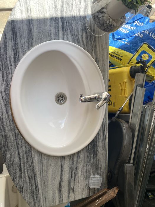 Móvel de Casa de Banho Curvo com Tampo em Mármore e Lavatório