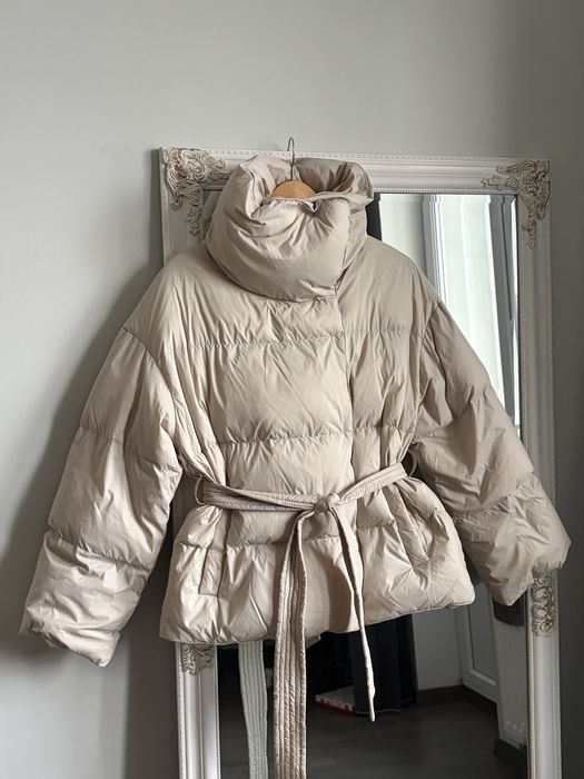 Молочний пуховик білий