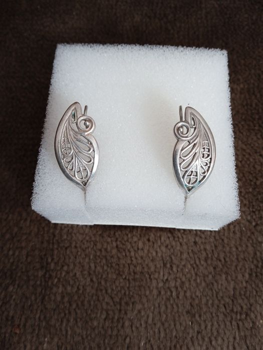 Срібні великі, але акуратні сережки