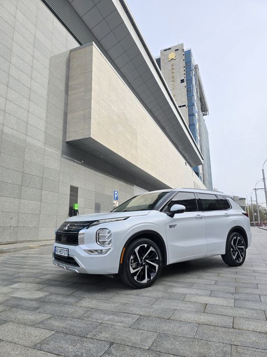 Mitsubishi outlander PHEV 2.4 4WD SEL Гібрид 2023р. 

 PHEV 2.4 P 4WD