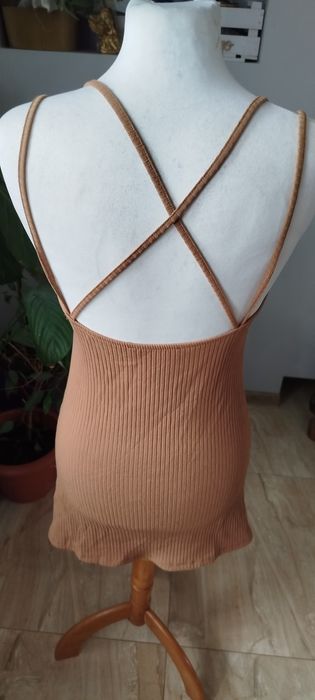 Prążkowana sukienka pull&bear m z rozcięciem