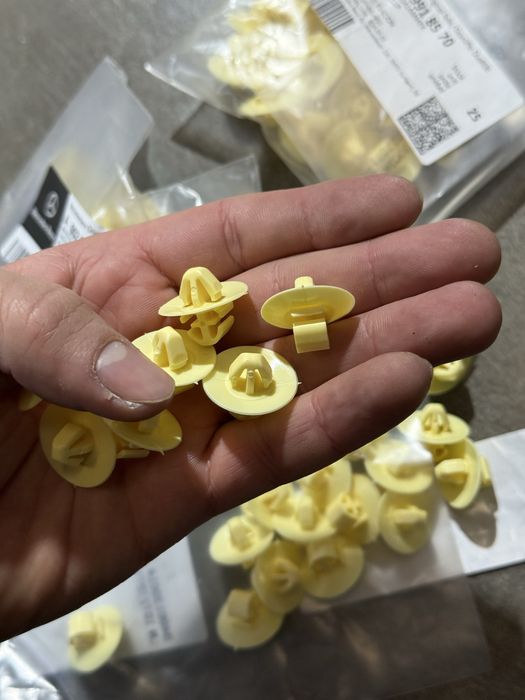 Кліпса защолка кріплення молдинга накладки спрінтер крафтер