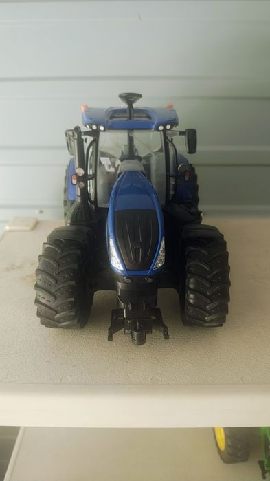 Bruder traktor new holland