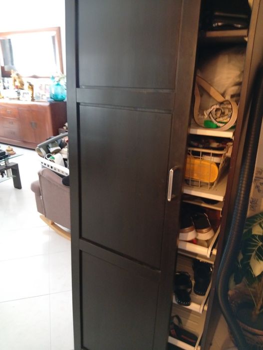 Roupeiro de uma porta tem varão,cesto,uma prateleira e duas brancas acrescentadas
