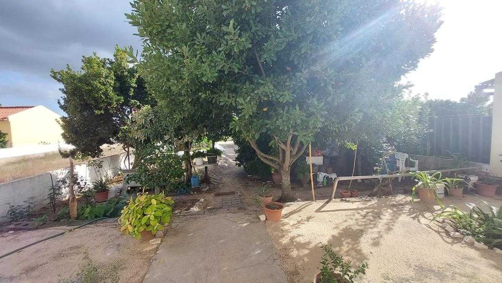 Casa de Habitação c/ logradouro em Coruche
