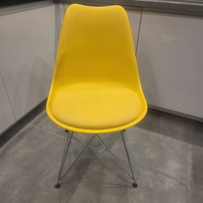 Dwa krzesła w kolorze żółtym