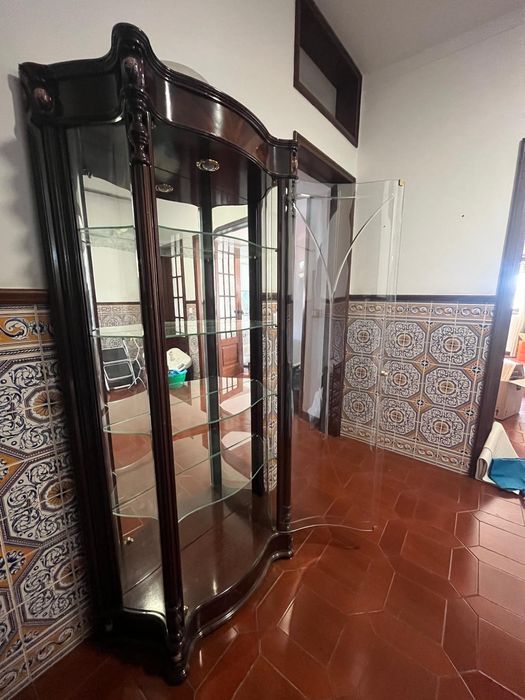 Cristaleira em madeira e vidro