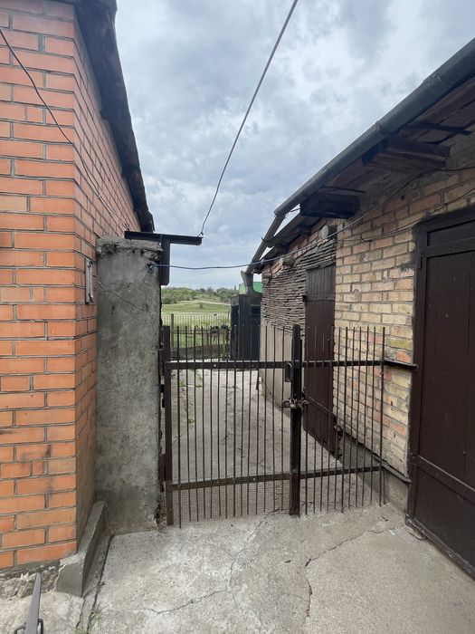 Продаж будинку з гаражем, госп. спорудами та земельною ділянкою!