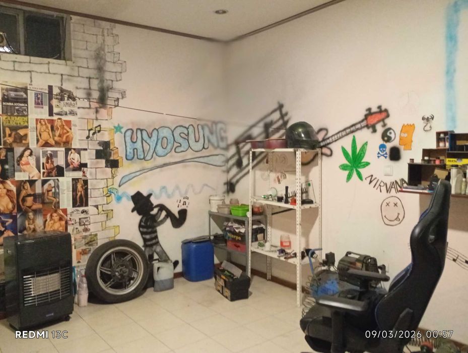 Pequenas obras de pintura e assentamento de ladrilhos e pedra