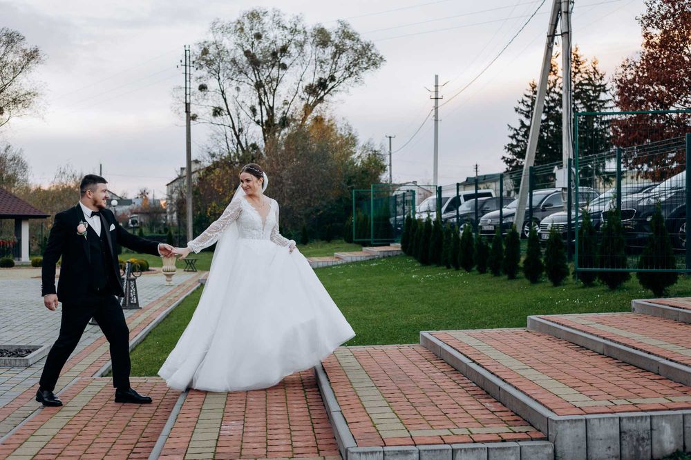 Продаю весільну сукню