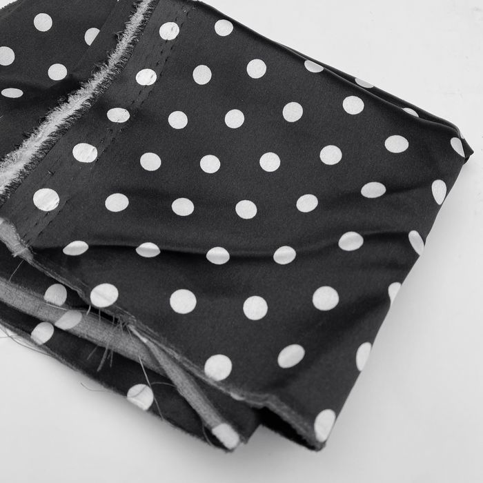 Чорна та червона атласні тканини в горох