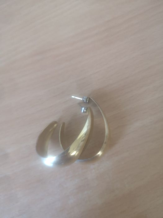 Kolczyki koloru złotego