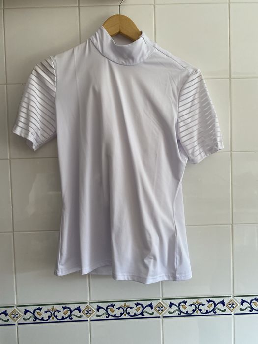 Polo branco de equitação