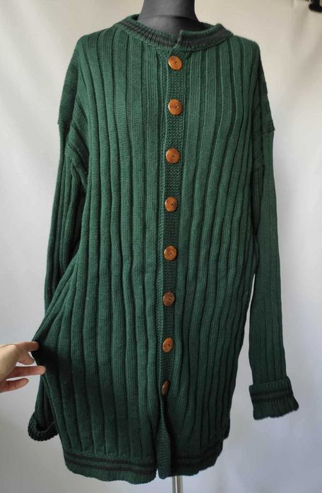 Gruby, długi sweter w kolorze butelkowej zieleni