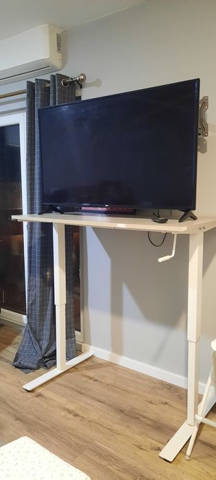 Secretária e banco alto com encosto ikea