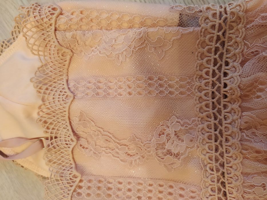 Piękna nowa sukienka firmy Allyson, bogato zdobiona