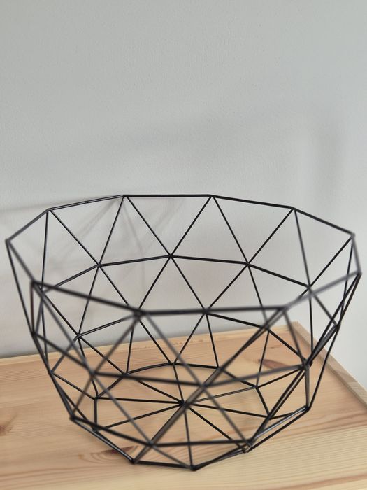 Czarny druciany kosz