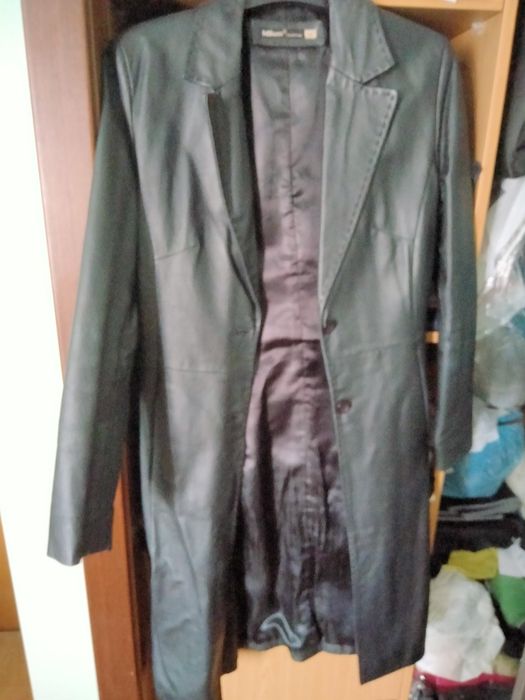 Casaco comprido preto em cabedal