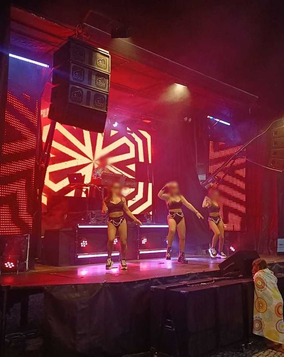 Palco Móvel Nissan Athleon, com Som, Vídeo e Luz