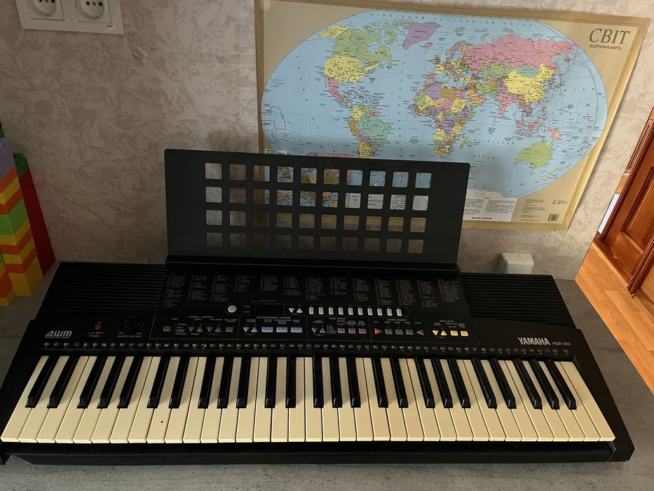 YAMAHA psr-210+ подставка для нот в хорошем визуальном состояние