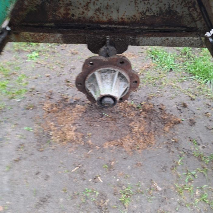 Oś sztywna do rozrzutnika,przyczepy