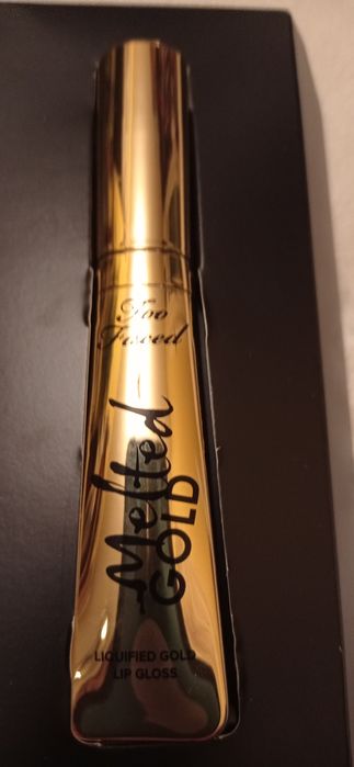 Błyszczyk do ust marki TOO FACED.