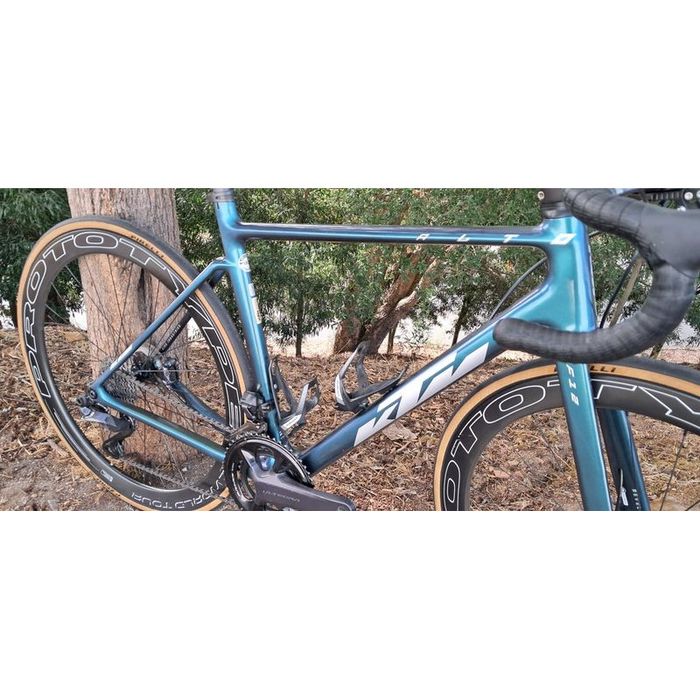 Ktm revelator com ultegra di2 e rodas carbono