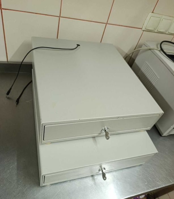 Продам б/у касовий бокс (скриня для зберігання грошей, касовий ящик) в гарному стані.