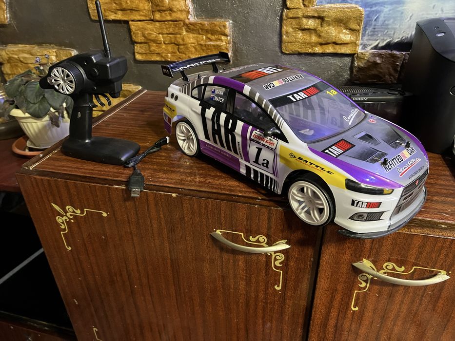 Продам машинку на радіокеруванні