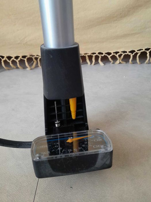 Bomba de Ar "Berg Cycles" com adaptadores e mostrador