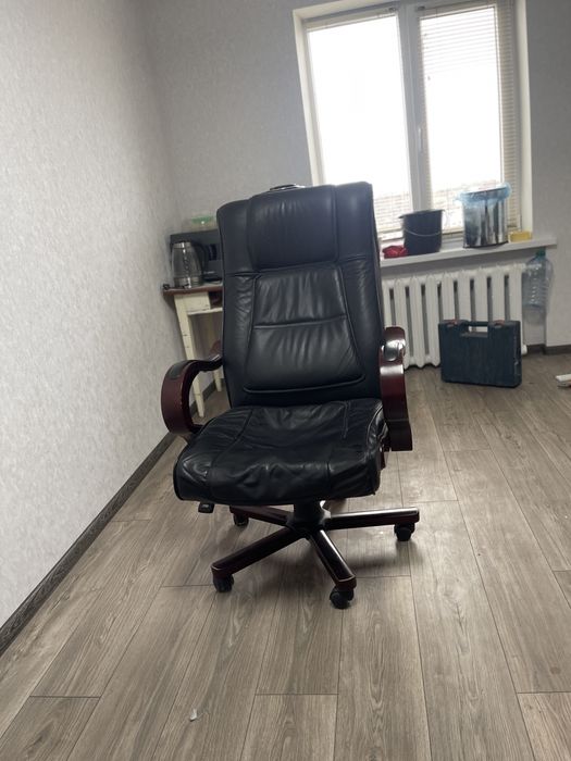 Продам офісне крісло