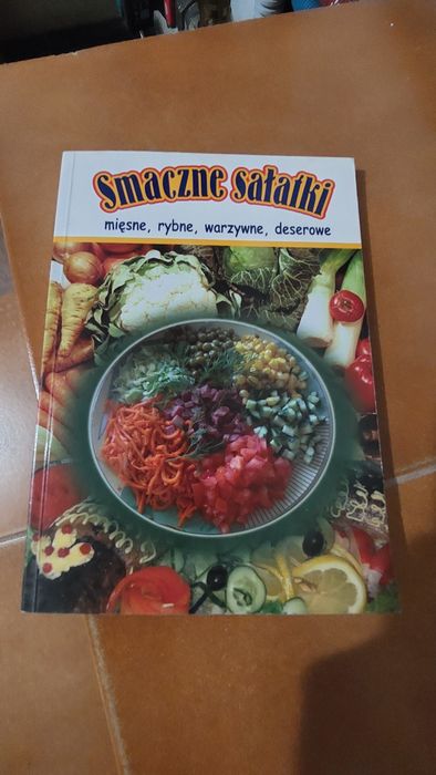 Książka Smaczne sałatki mięsne rybne warzywne deserowe 2008