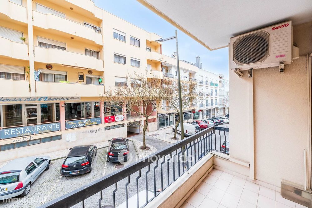 Apartamento T3, com terraço e arrecadação, em Mem Martins