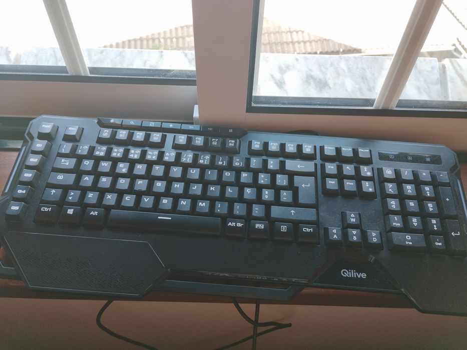 Teclado usado mas  bom estado