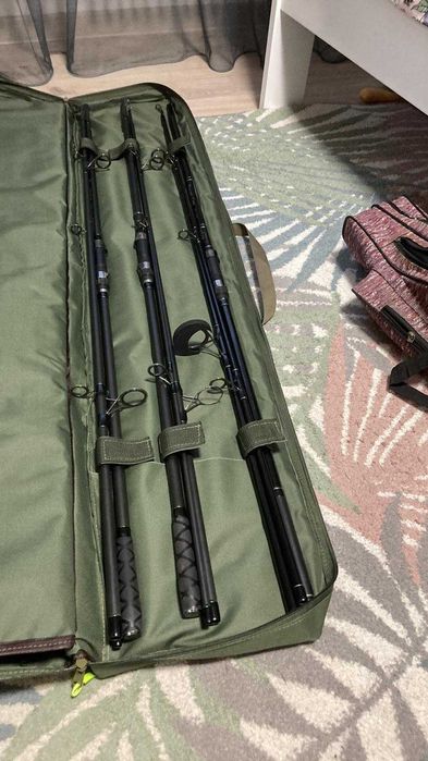 Чехол для карповых удилищ на 4 удилища без катушек.