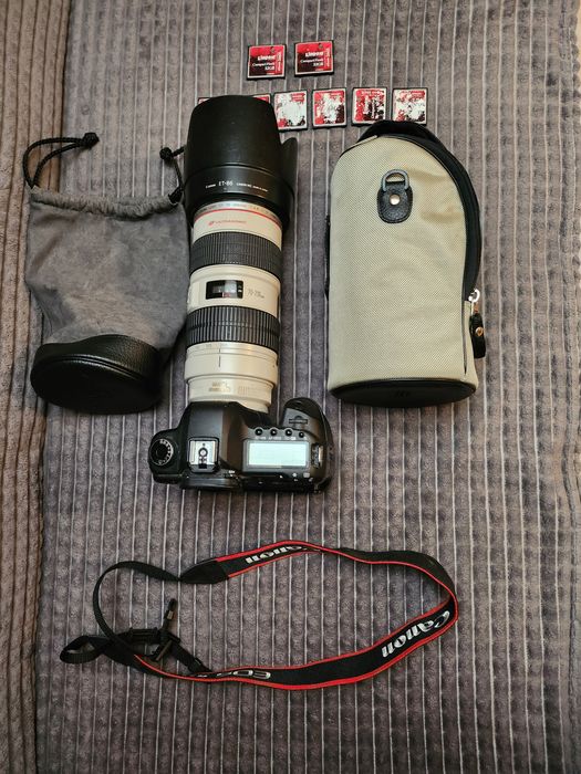 Aparat Canon EOS 5d mark II z dodatkowym uchwytem, obiektywem ultra sonic, 6 kartami pamięci 16gb,dwiema 32gb,z dwoma futerałami i paskiem do noszenia