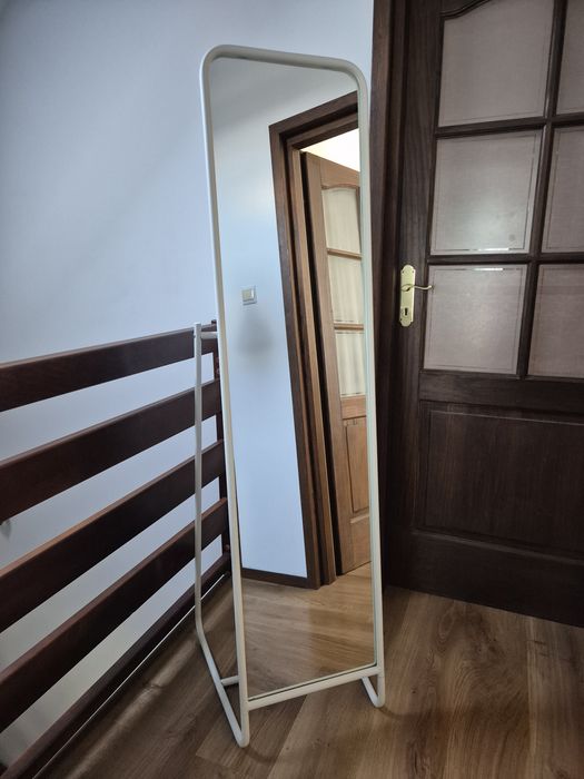 Stojące lustro IKEA z miejscem na wieszaki KNAPPER